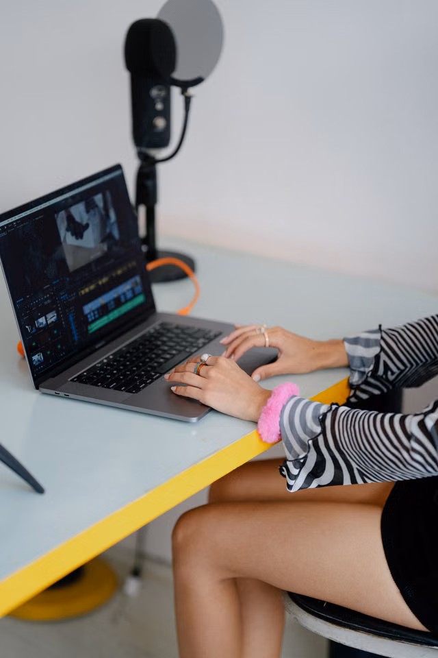 Solo-Creator am Laptop – Symbolbild für KI-Videoproduktion im Alleingang