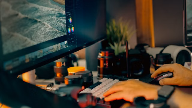 Videoschnitt-Arbeitsplatz mit Monitor und Kamera